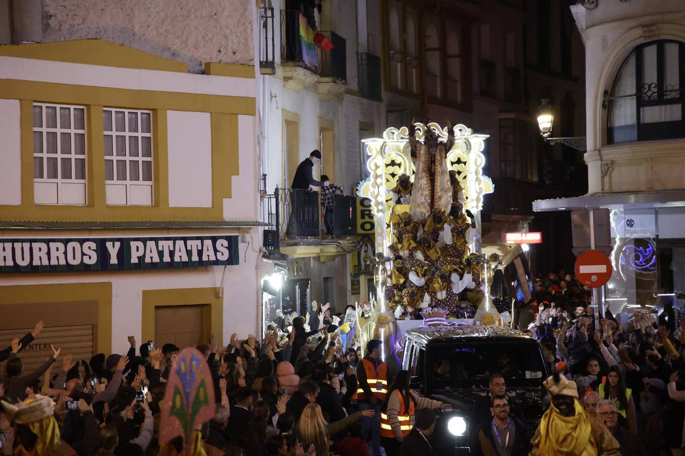 Cabalgata de los Reyes Magos de Sevilla, ya de noche por las calles del Centro