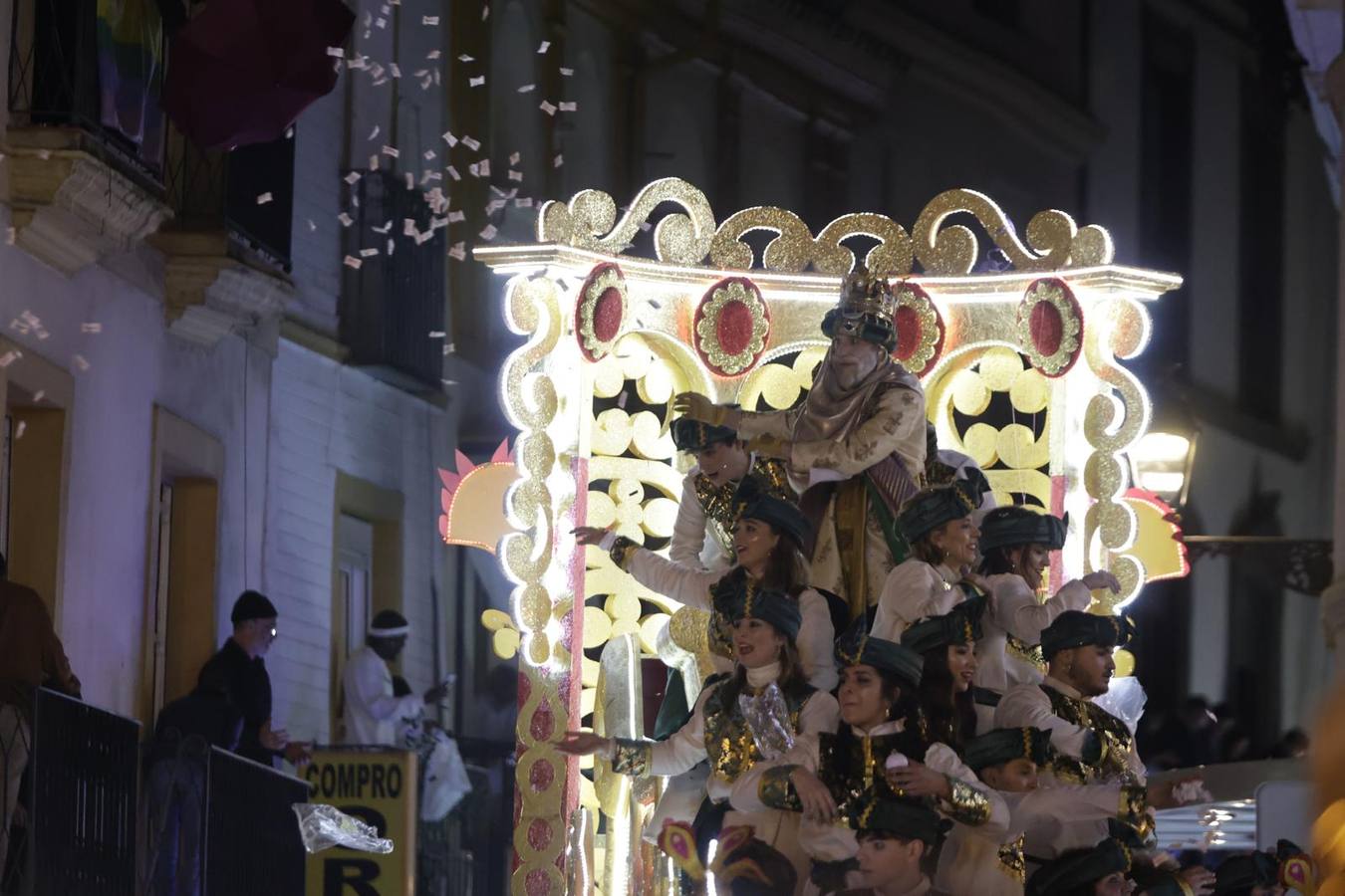 Cabalgata de los Reyes Magos de Sevilla, ya de noche por las calles del Centro