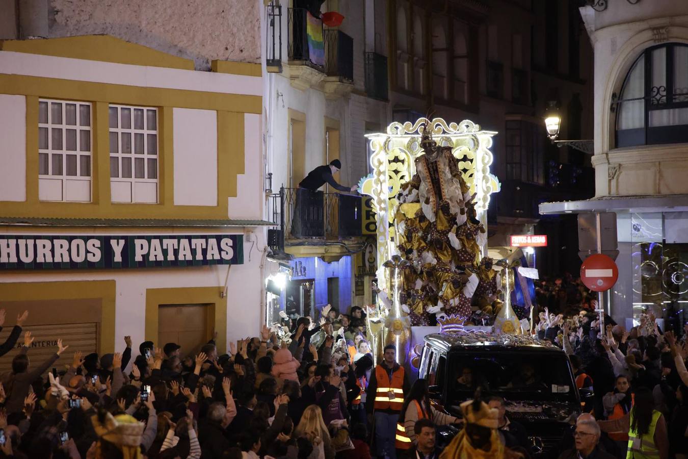 Cabalgata de los Reyes Magos de Sevilla, ya de noche por las calles del Centro