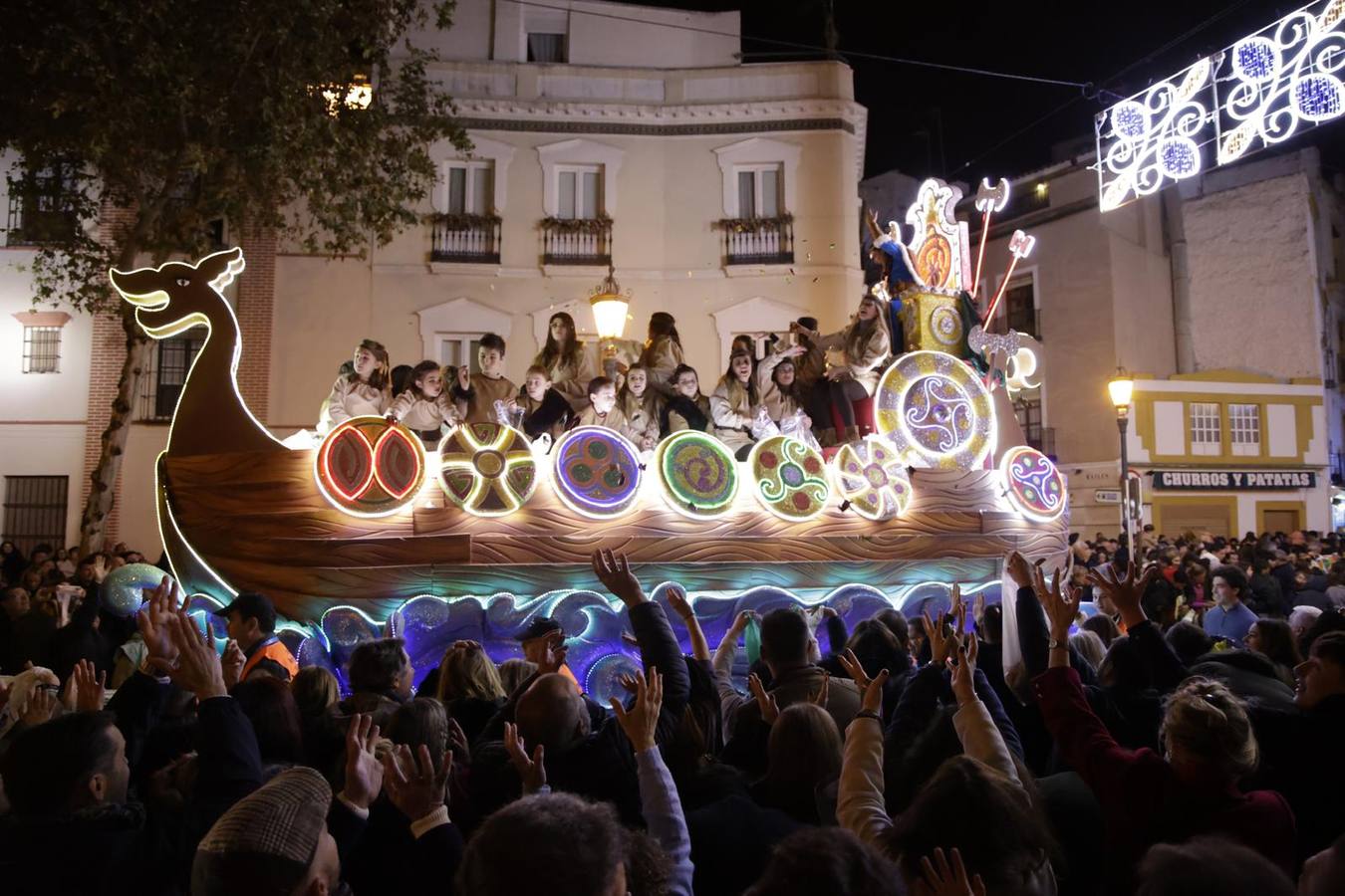 Cabalgata de los Reyes Magos de Sevilla, ya de noche por las calles del Centro