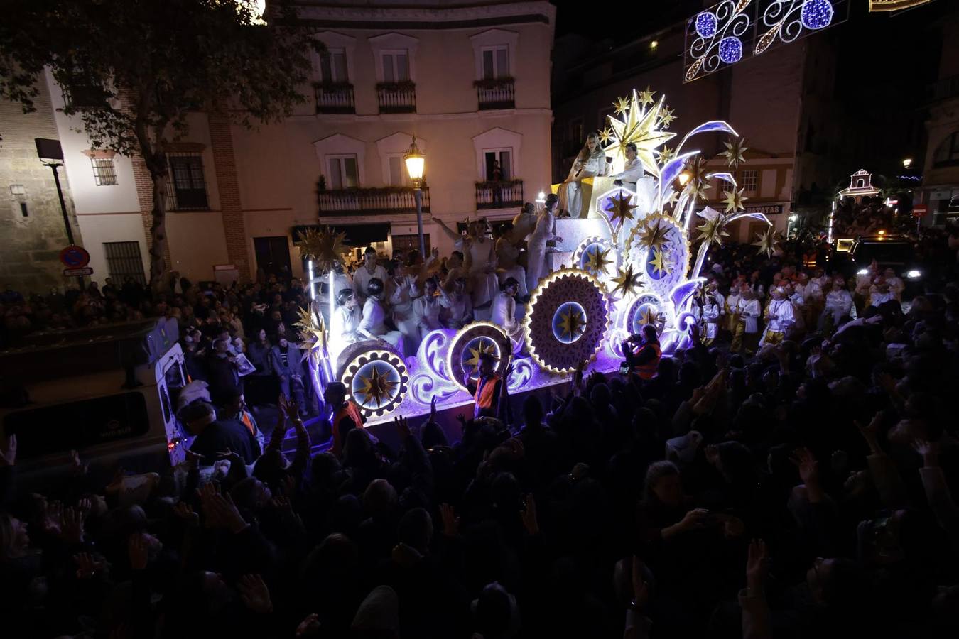 Cabalgata de los Reyes Magos de Sevilla, ya de noche por las calles del Centro