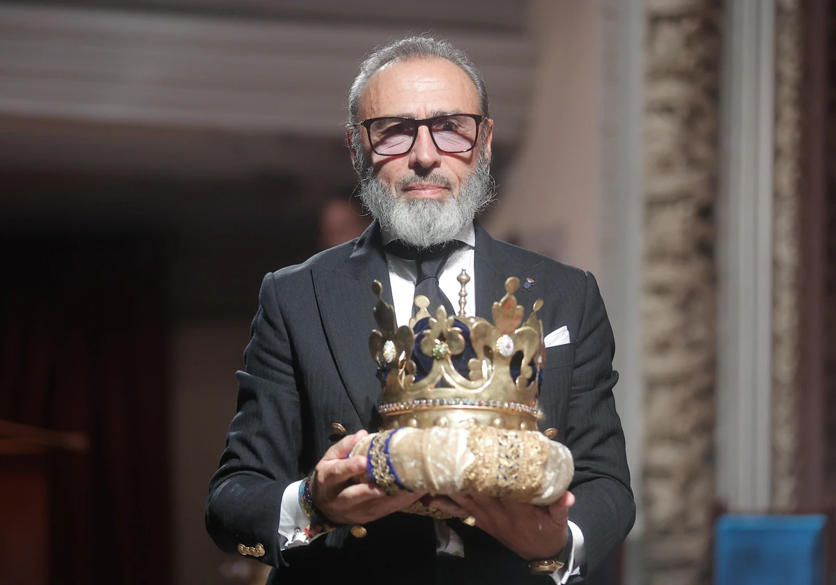 Jesús García González encarna al Rey Melchor en la Cabalgata de Reyes Magos de Sevilla 2025