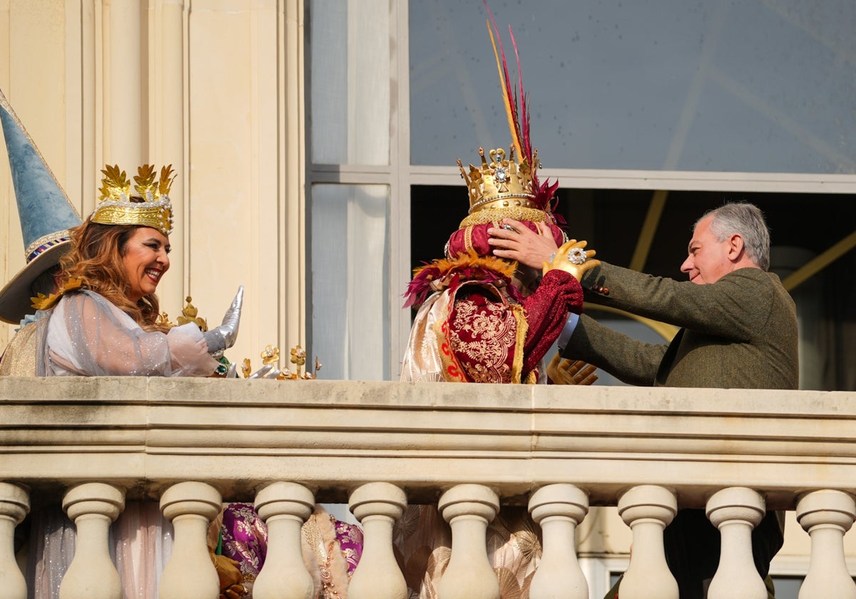 El alcalde con uno de los Reyes Magos