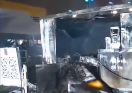 Un incendio nocturno calcina la terraza de un bar en el centro comercial AireSur de Castilleja de la Cuesta