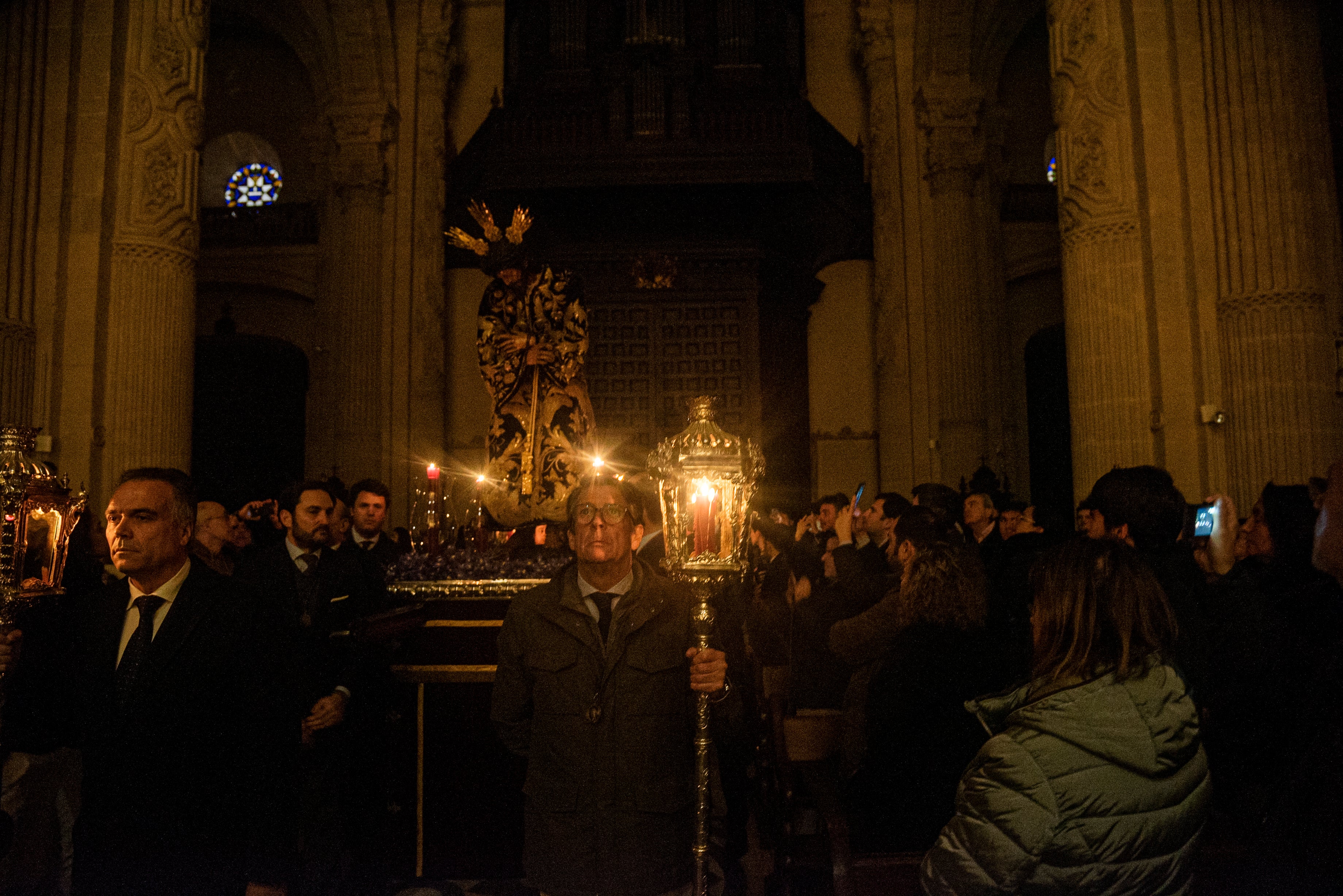 El traslado del Señor de Pasión, en imágenes