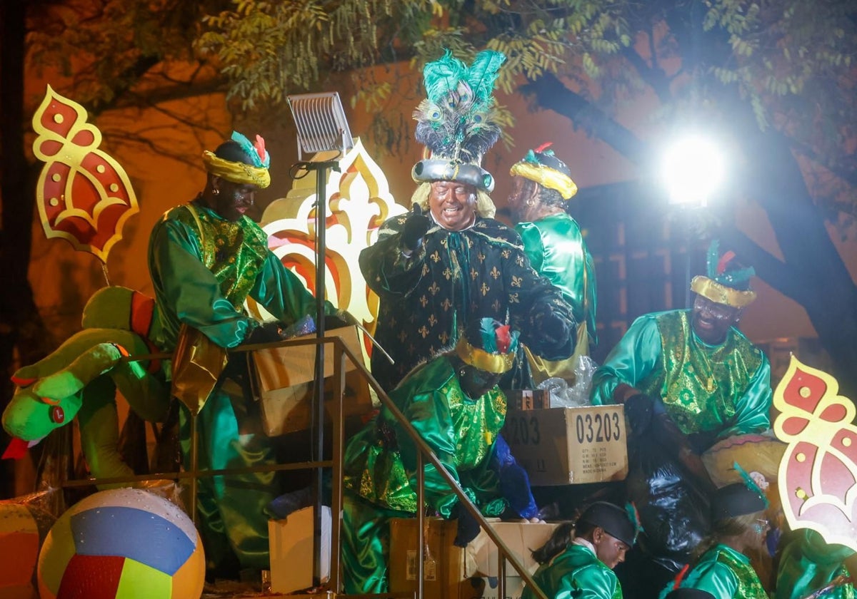 La multitudinaria Cabalgata de Triana recorrió el arrabal por la tarde