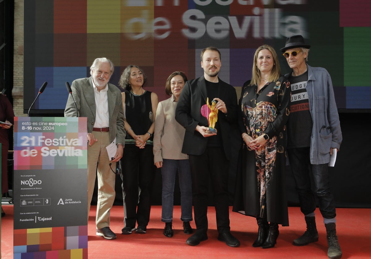 Gints Zilbalodis, director y coguionista de 'Flow', recibiendo un premio en el Festival de Cine de Sevilla