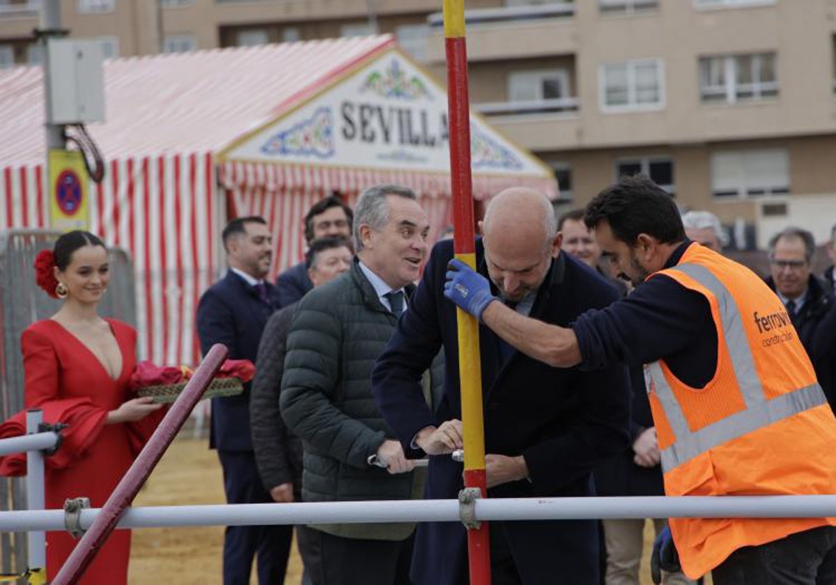 Colocación del primer tubo de la Feria en el Real de los Remedios