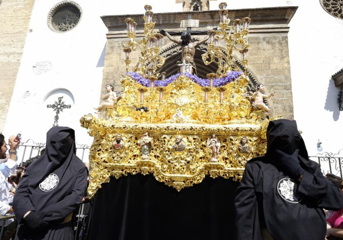 El Cristo de las Almas de la hermandad de los Javieres saliendo de Omnium Sanctorum