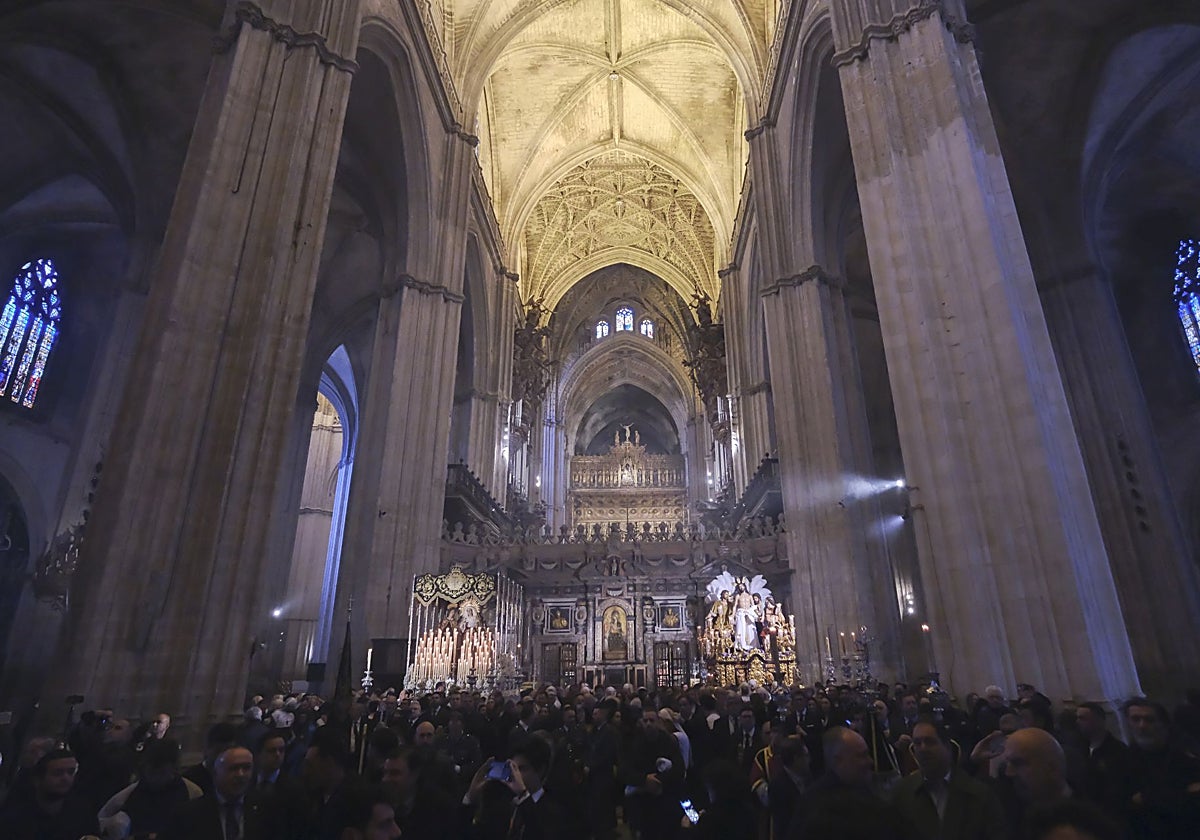 Los pasos de la hermandad de Jesús Despojado refugiados la pasada Semana Santa en la Catedral