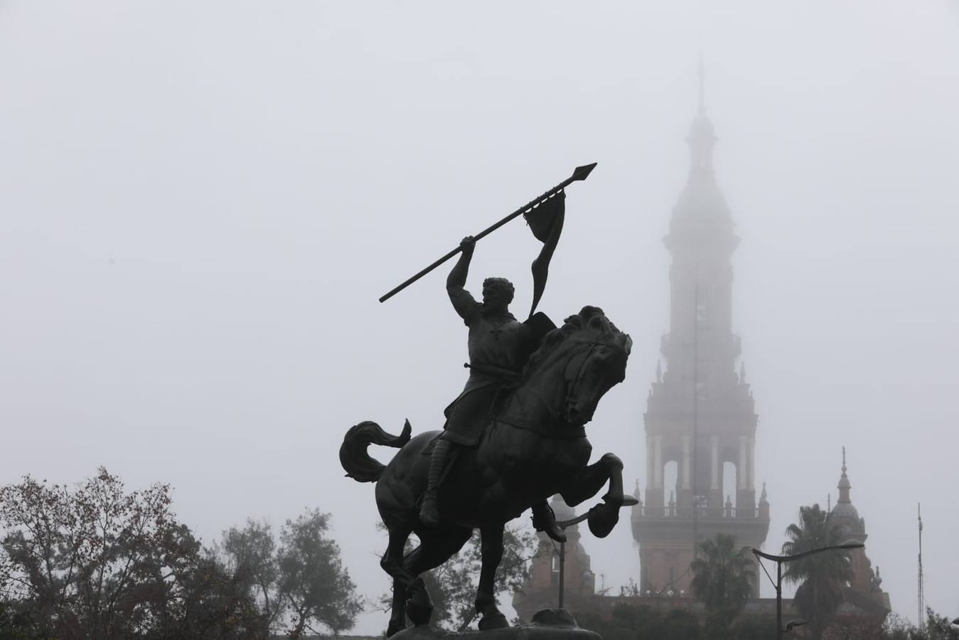 Estampas bonitas y fantasmagóricas a la vez de los rincones de Sevilla con niebla