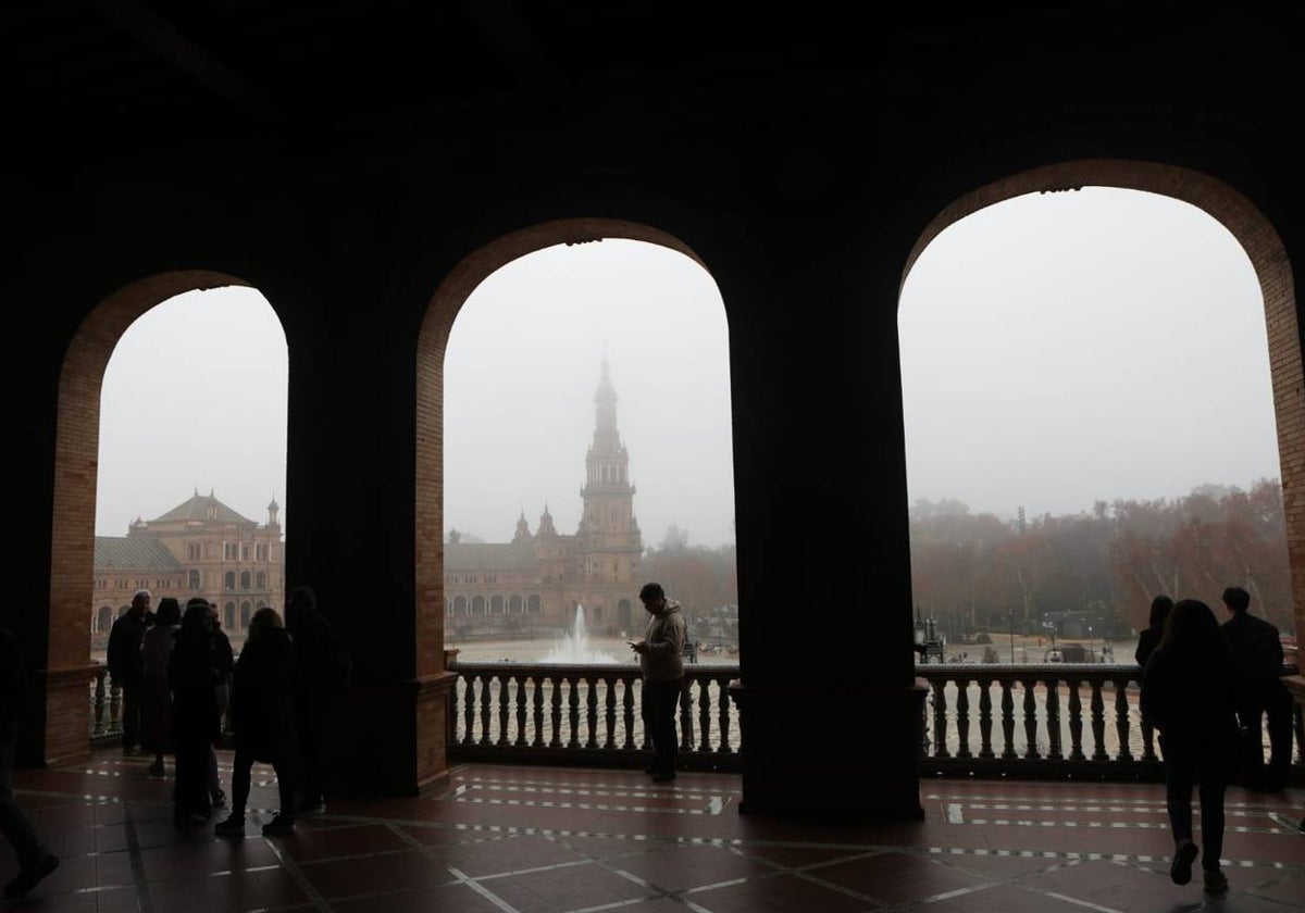 La niebla hace que Sevilla se asemeje a cualquier ciudad del norte de Europa