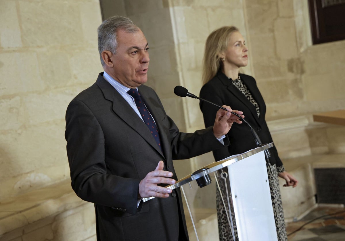 El alcalde de Sevilla, José Luis Sanz, junto a la portavoz de Vox, Cristina Peláez