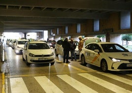 Élite Taxi denuncia la «pasividad» del Ayuntamiento de Sevilla ante el «secuestro» de la parada de taxis del aeropuerto