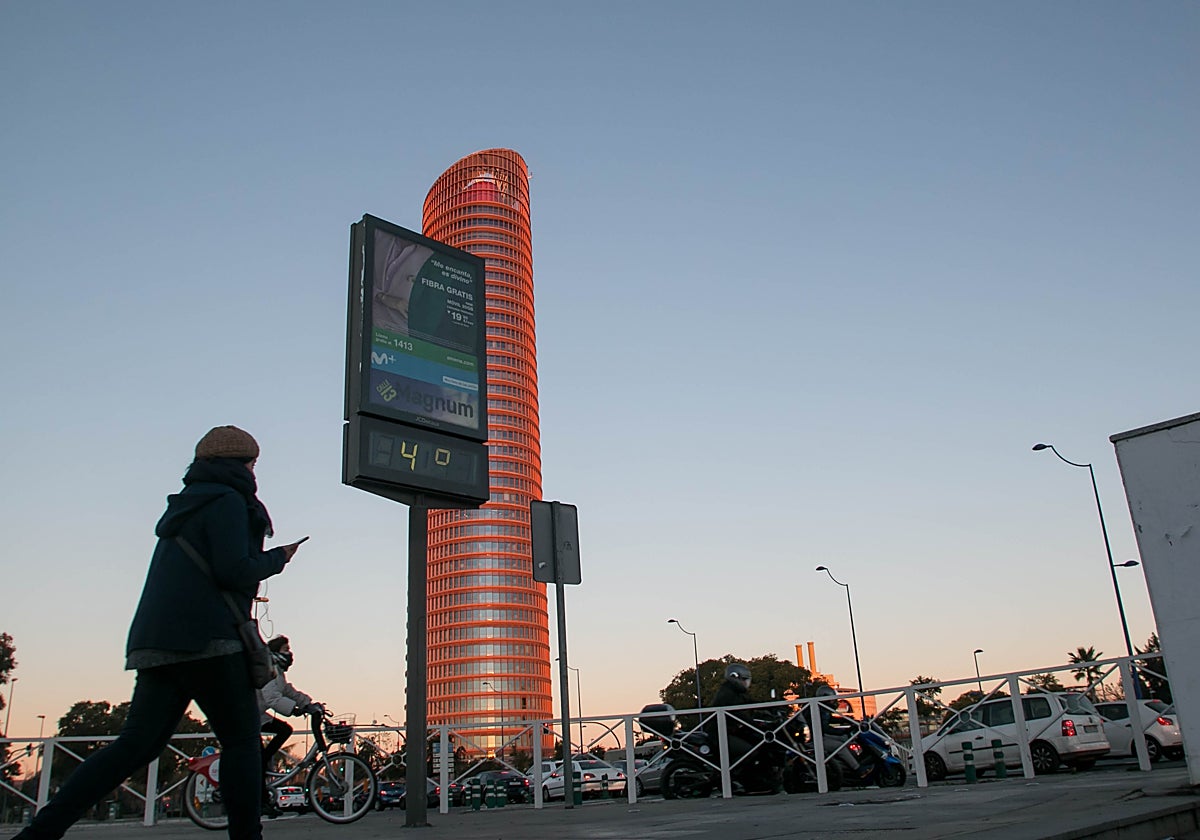 Imagen del termómetro del Puente del Cachorro marcando 4 grados en una mañana de frío en Sevilla
