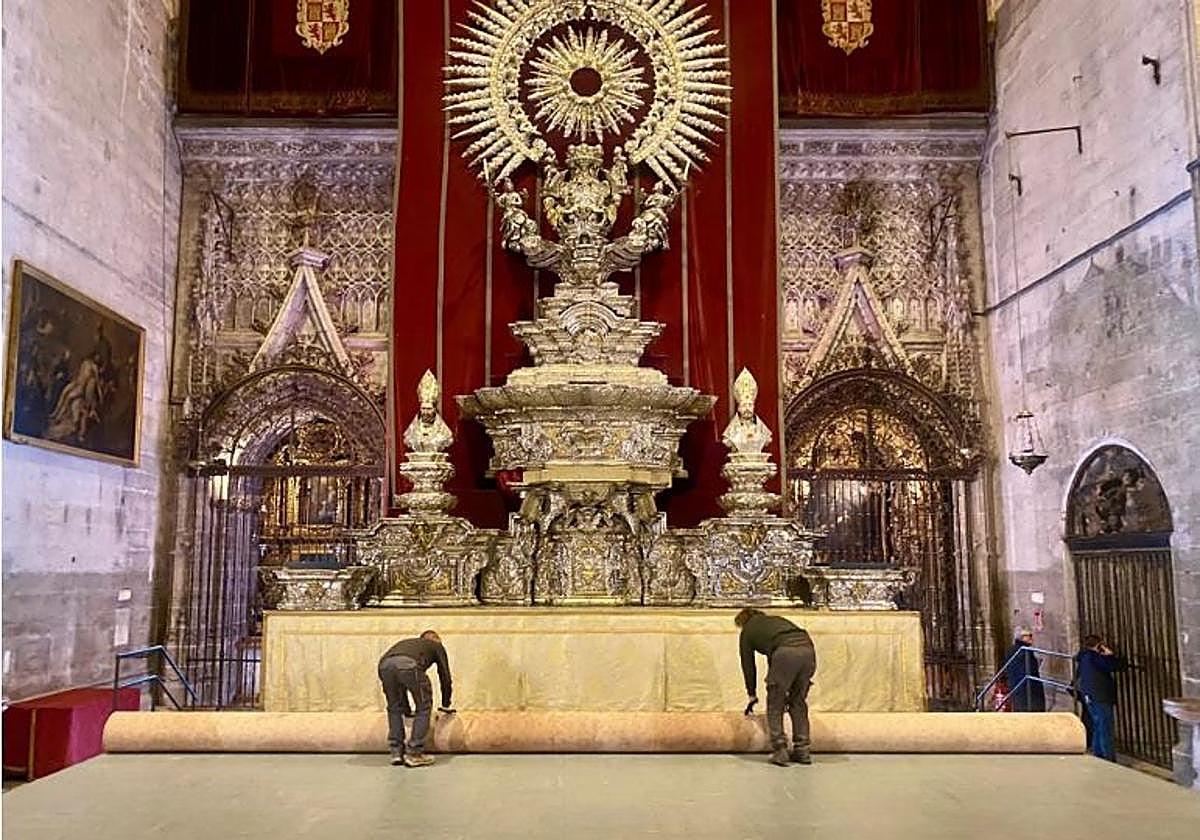 Trabajos de desmontaje del Altar de Plata de la Catedral de Sevilla