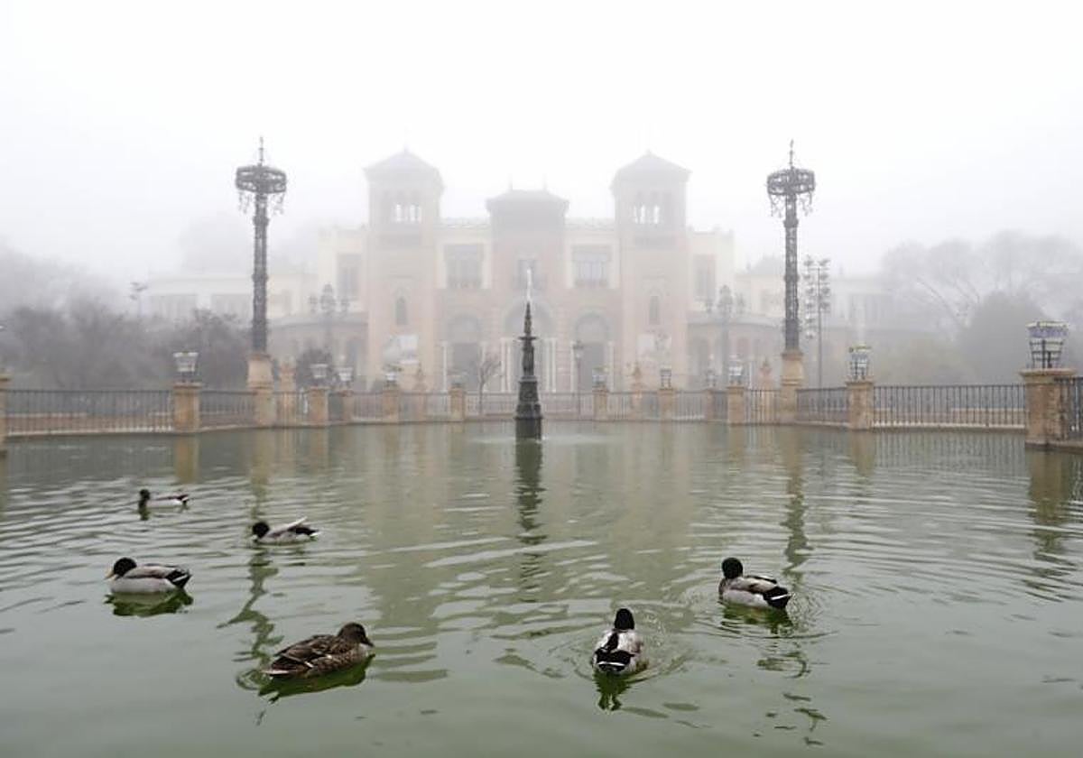 Una imagen del Pabellón Mudéjar de la Plaza de América ayer con la niebla