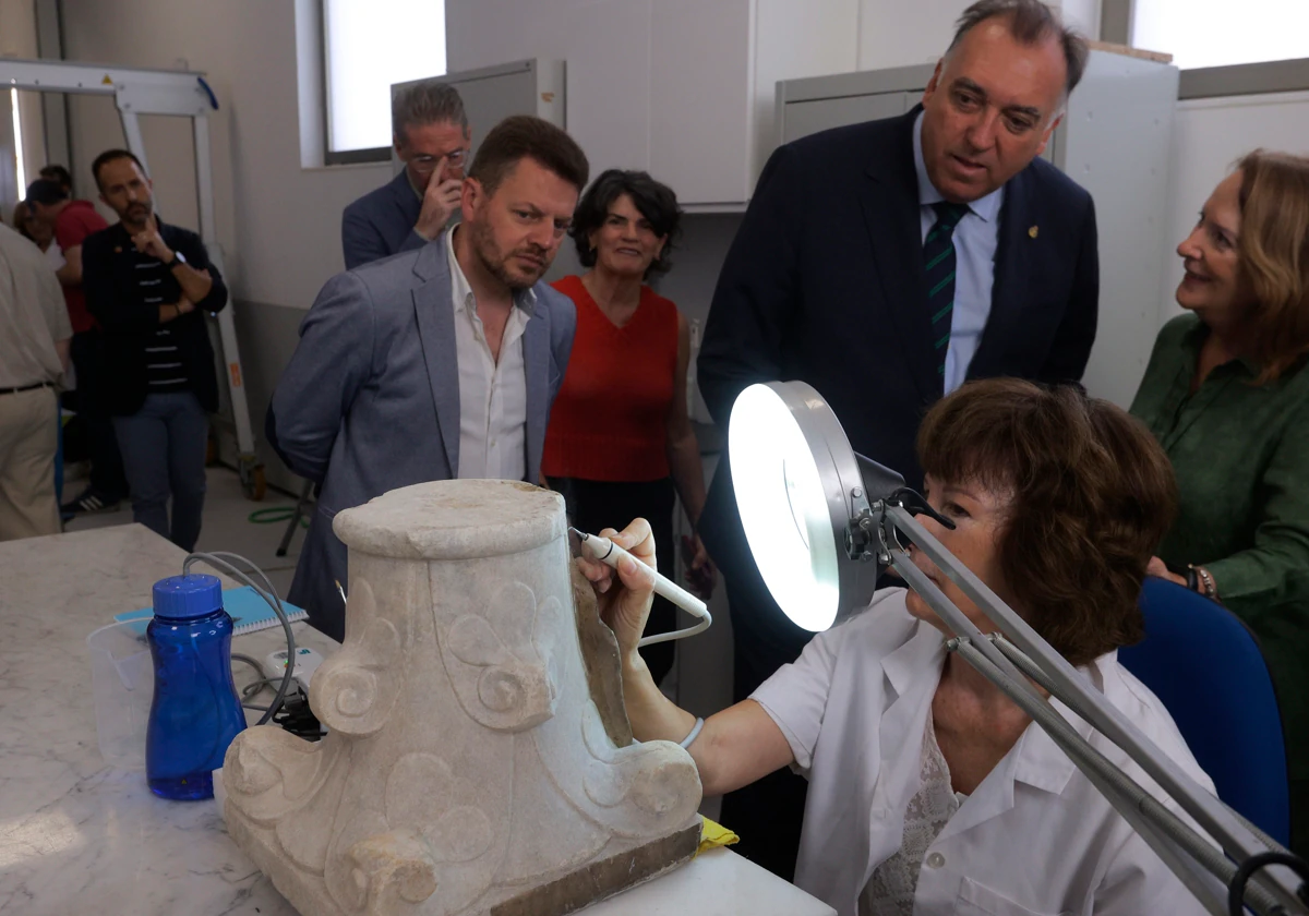 Una restauradora del Centro Logístico del Patrimonio de la Consejería de Salud