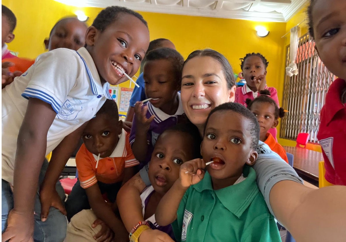 Paula López, rodeada de niños, durante su estancia en Accra, capital de Ghana