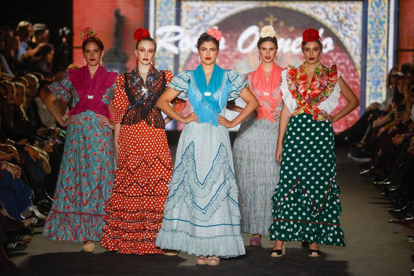 Mucho público presenció el desfile benéfico en favor de la Hermandad del Rocío de Triana