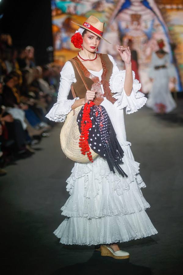 Mucho público presenció el desfile benéfico en favor de la Hermandad del Rocío de Triana