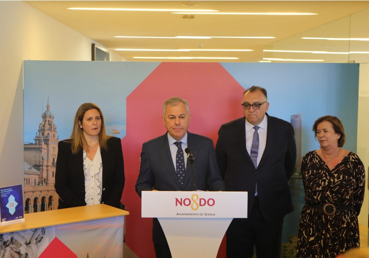 El alcalde de Sevilla, José Luis Sanz, junto al consejero de Turismo, Arturo Bernal