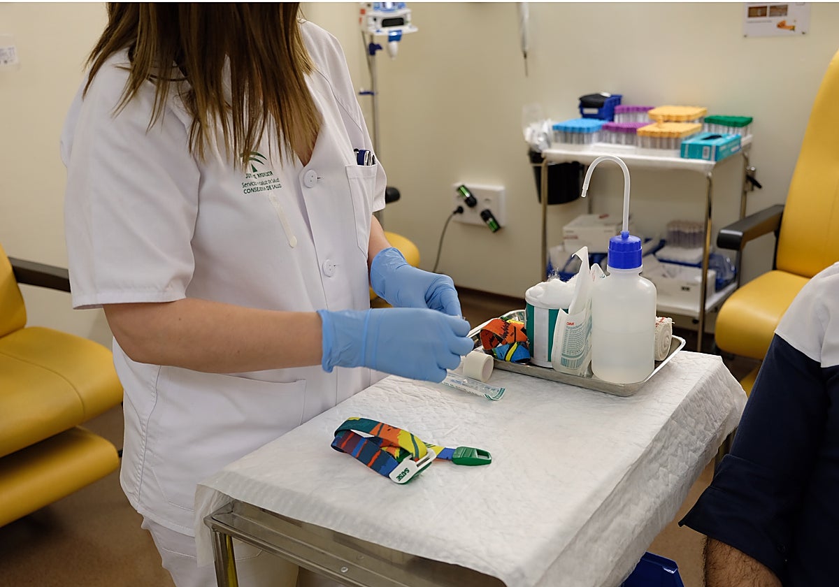 Una profesional de Urgencias de un hospital sevillano