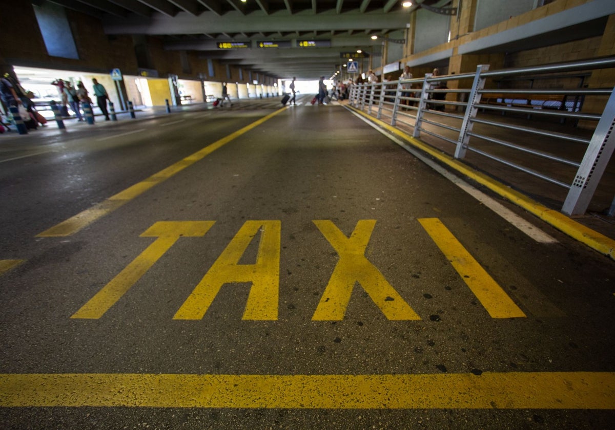 La parada de taxis del aeropuerto de Sevilla es el motivo de la discordia entre profesionales del sector