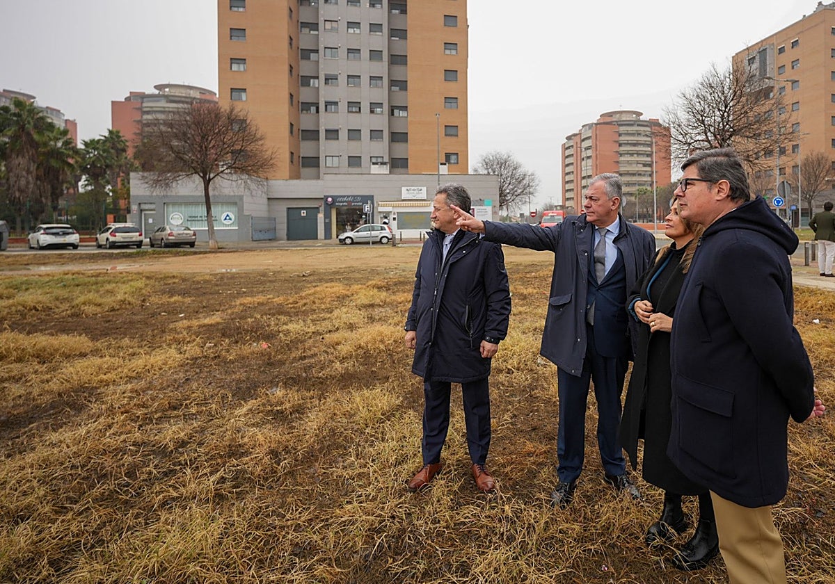 José Luis Sanz, Evelia Rincón, Álvaro Pimentel y Manuel Torreglosa en el solar de Jardines de Hércules