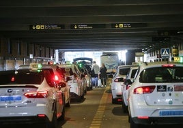 Los otros taxistas ya no le temen al aeropuerto de Sevilla: estalla la guerra