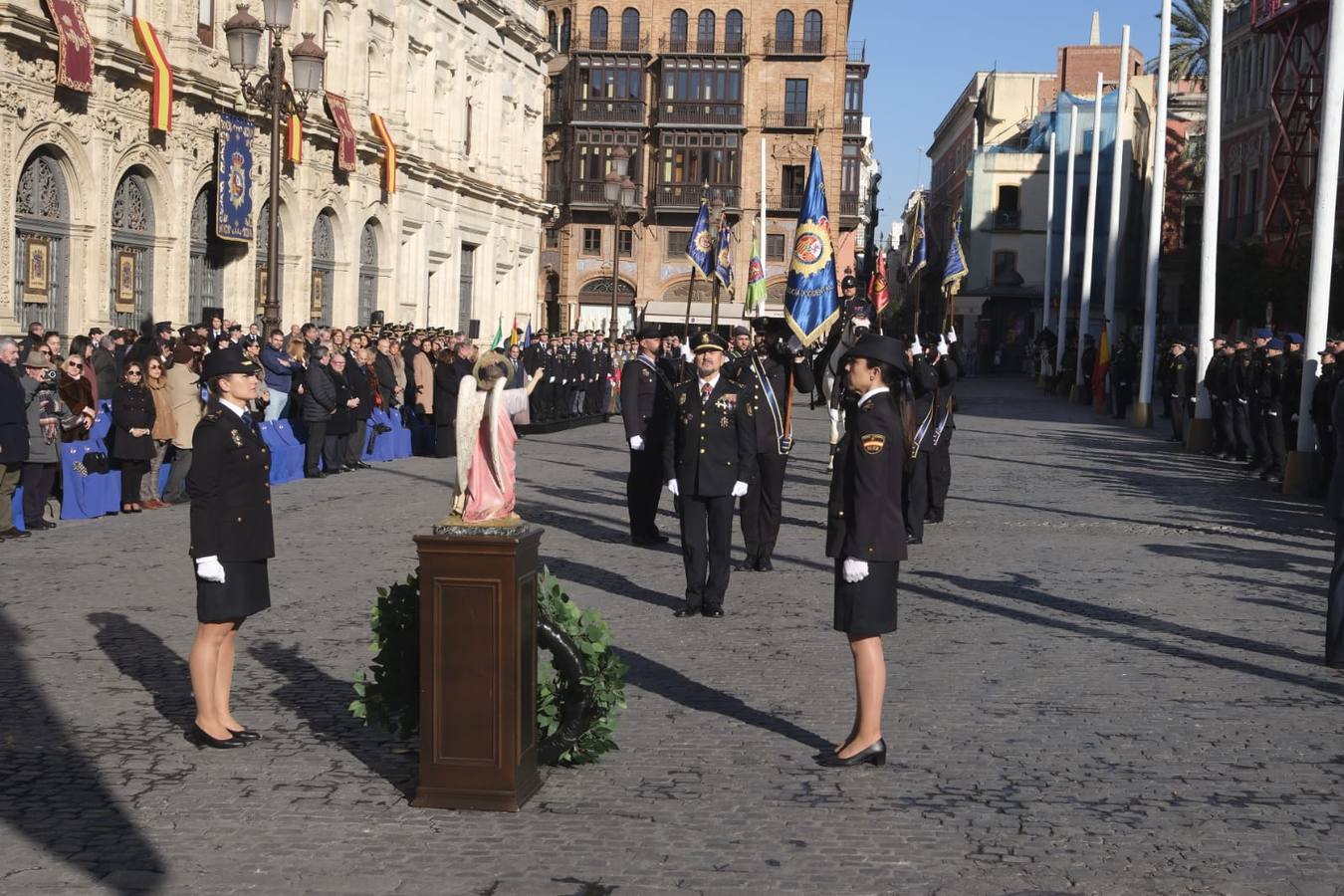 La plaza de San Francisco ha sido el escenario del aniversario de la Policía Nacional en Sevilla