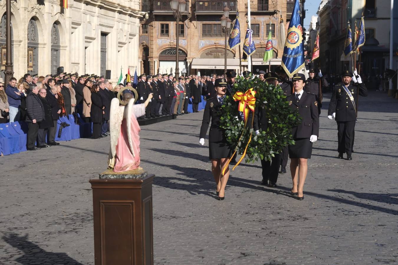 La plaza de San Francisco ha sido el escenario del aniversario de la Policía Nacional en Sevilla