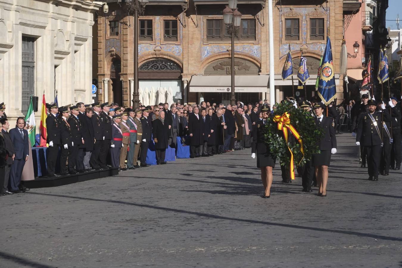 La plaza de San Francisco ha sido el escenario del aniversario de la Policía Nacional en Sevilla