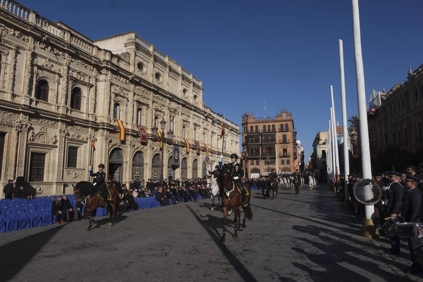 La plaza de San Francisco ha sido el escenario del aniversario de la Policía Nacional en Sevilla