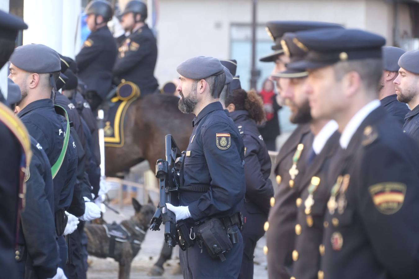 La plaza de San Francisco ha sido el escenario del aniversario de la Policía Nacional en Sevilla
