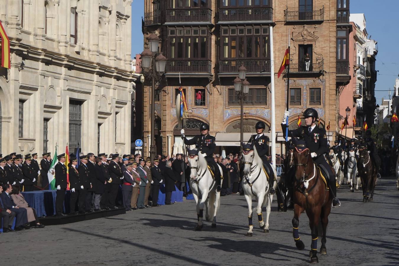 La plaza de San Francisco ha sido el escenario del aniversario de la Policía Nacional en Sevilla