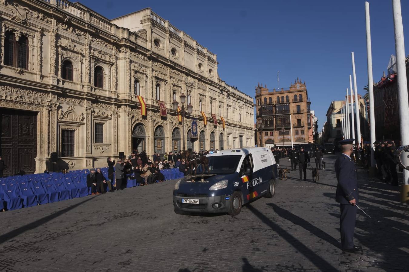 La plaza de San Francisco ha sido el escenario del aniversario de la Policía Nacional en Sevilla