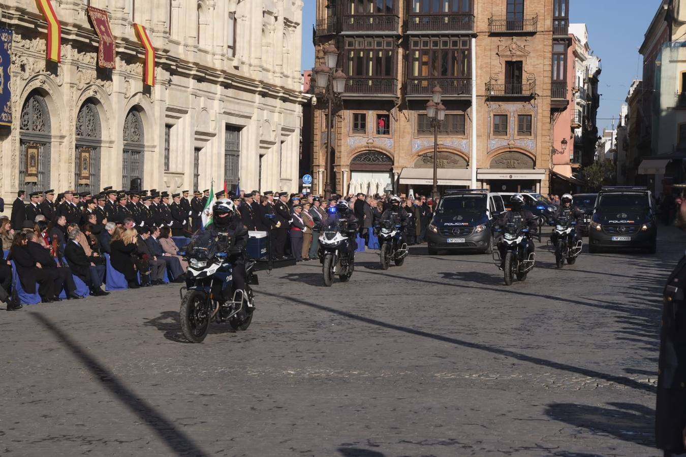 La plaza de San Francisco ha sido el escenario del aniversario de la Policía Nacional en Sevilla