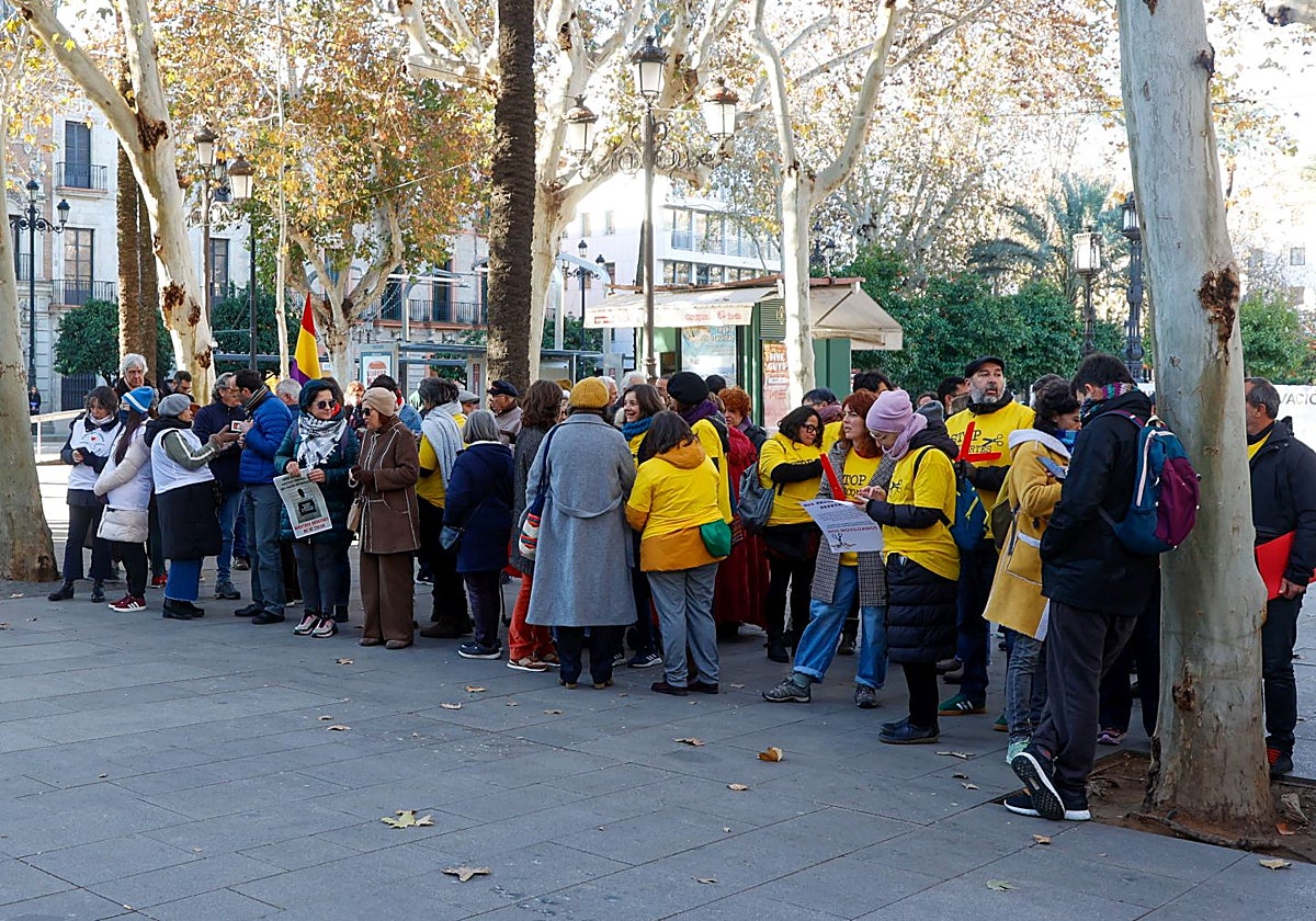 La concentración reunió a menos de cien personas frente al Ayuntamiento de Sevilla