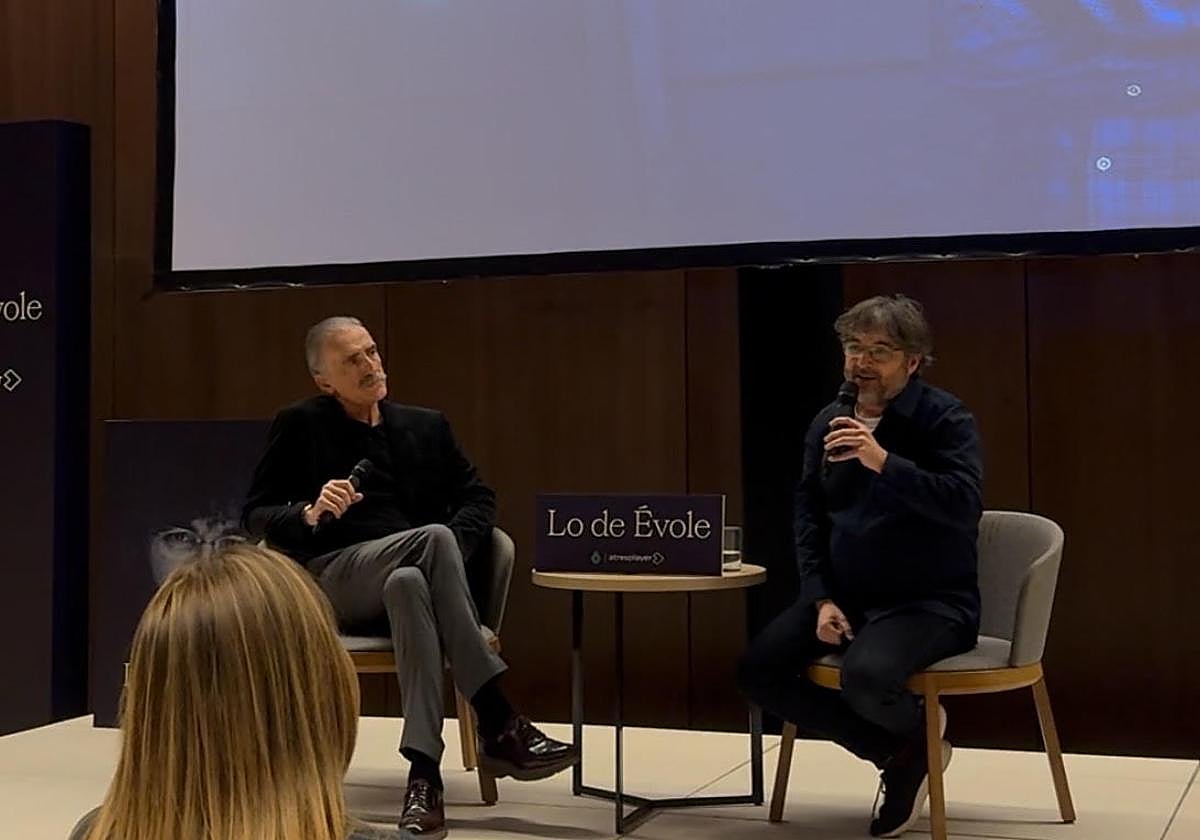 Juan y Medio y Jordi Évole en uno de los momentos del visionado del primer capítulo