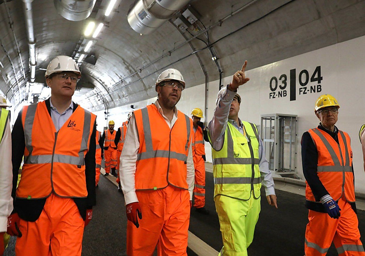 El ministro Puente visitando las obras del túnel de Silvertown
