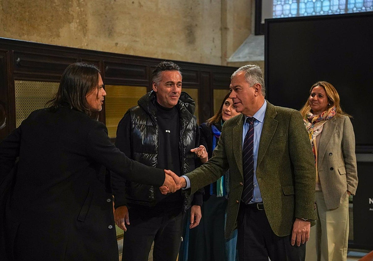 El alcalde de Sevilla, José Luis Sanz con los cineastas Rafael Cobos y Borja Pena