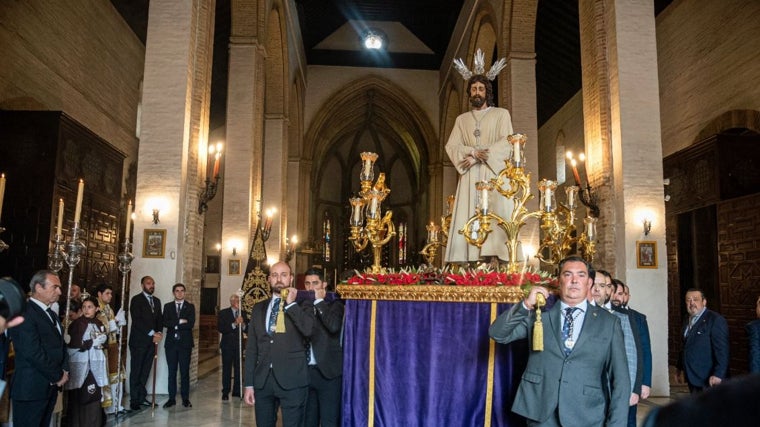 El Señor de la Paz de la hermandad del Carmen, saliendo de Omnium Sanctorum hacia los Terceros