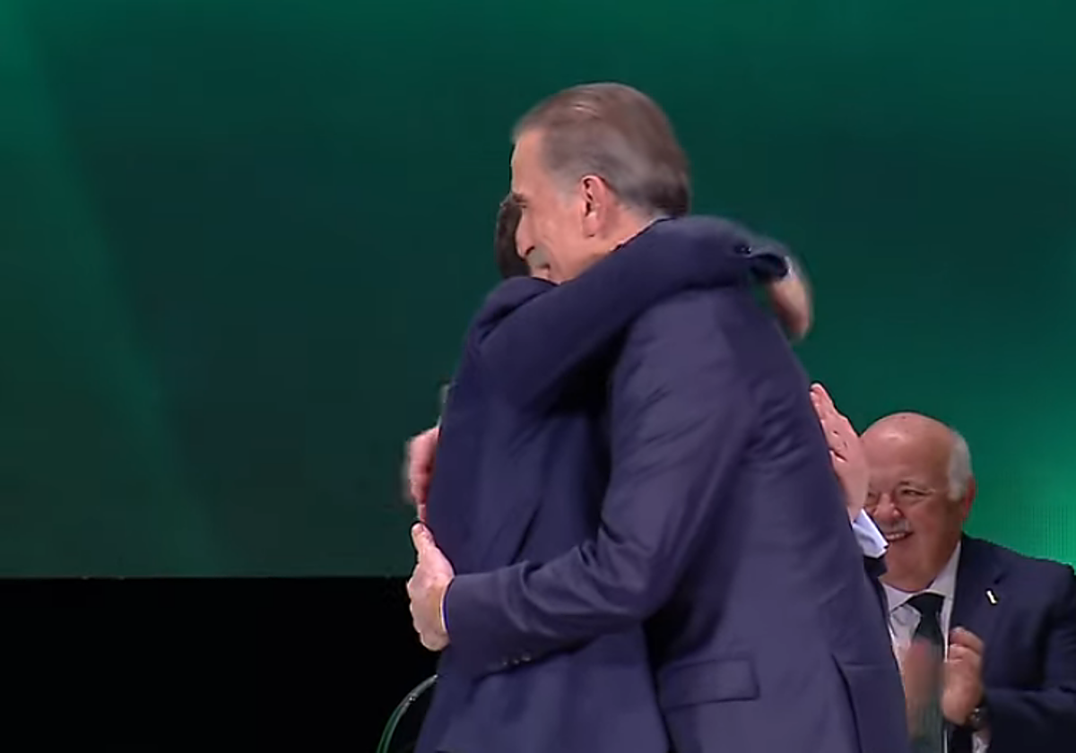 Juan y Medio abrazando a Juanma Moreno antes de recibir la Medalla de Oro de Andalucía en febrero de 2024