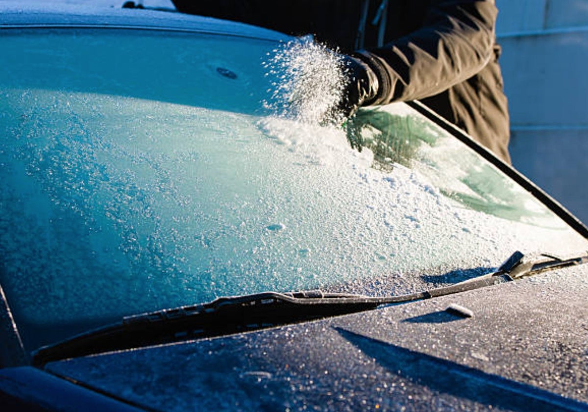 Retirar el hielo del coche es un momento incómodo y muy frecuente en esta época del año