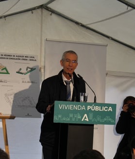 Imagen secundaria 2 - Después de colocar la primera piedra de las viviendas, Juanma Moreno ha estado en la sede del Ayuntamiento de Utrera 