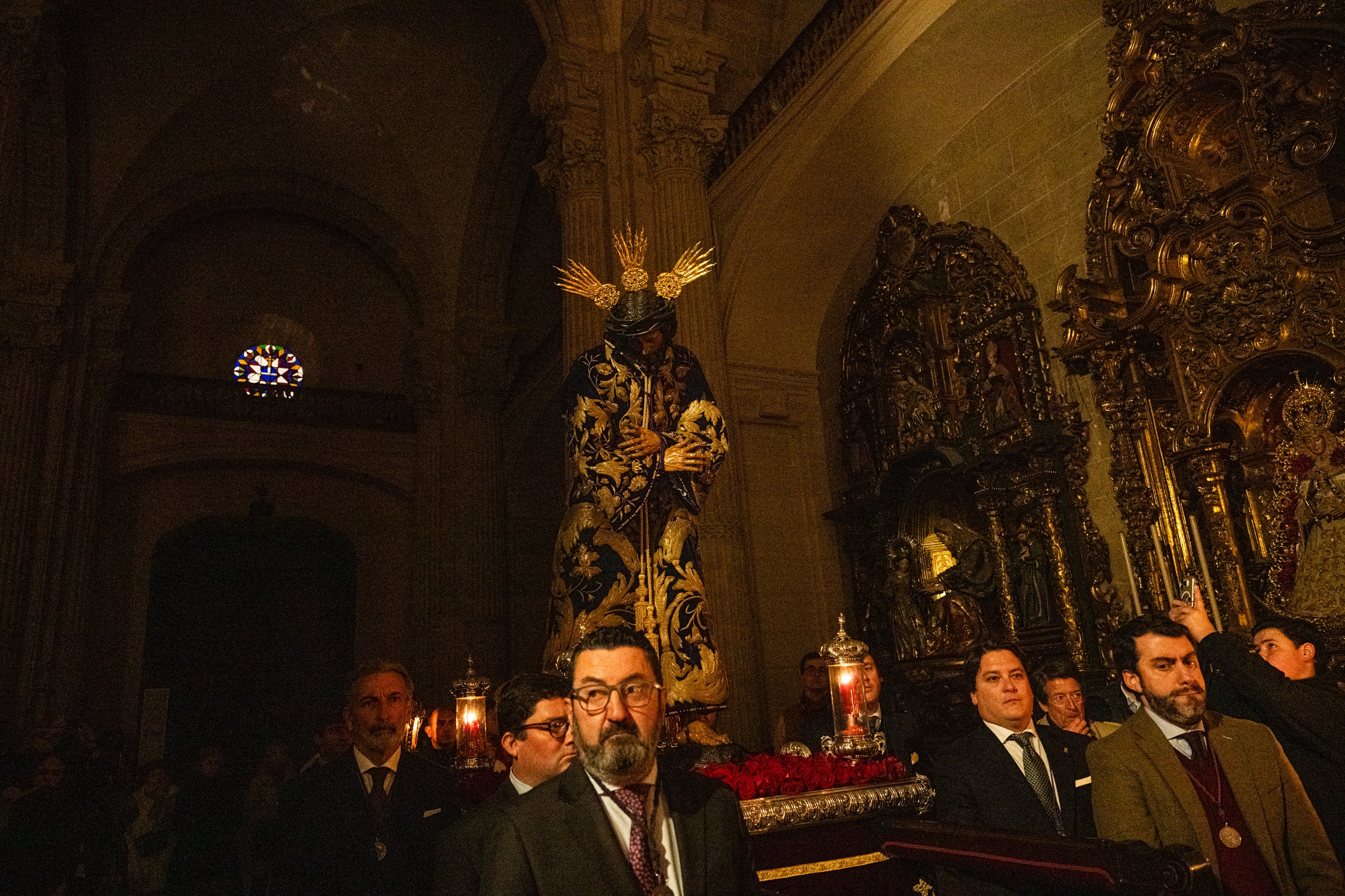 Pasión cierra los cultos del Señor con el traslado a la capilla sacramental