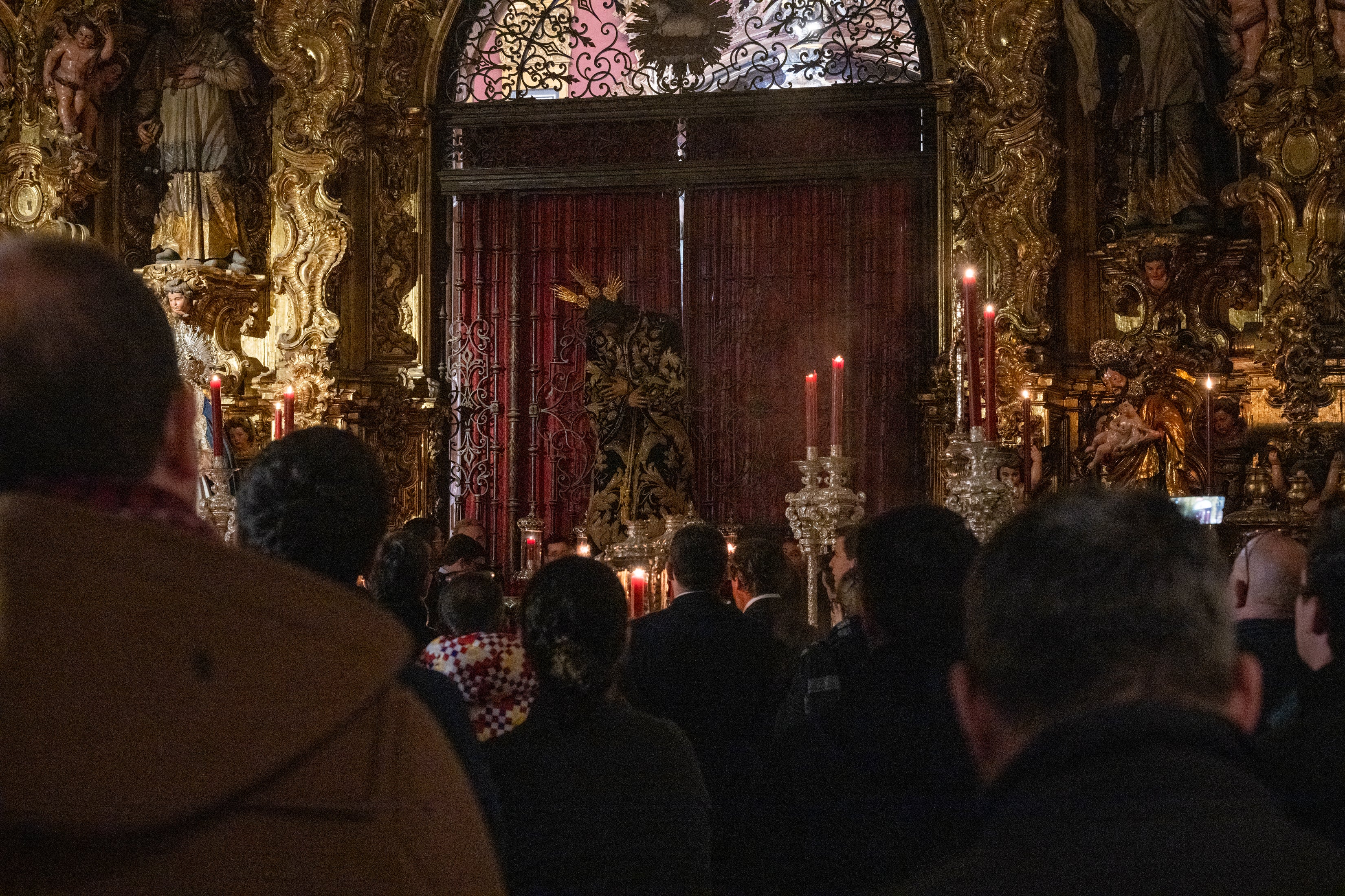 Pasión cierra los cultos del Señor con el traslado a la capilla sacramental