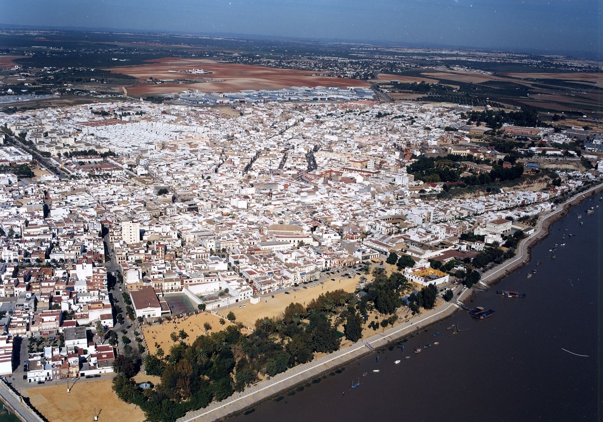 Perspectiva aérea del famoso pueblo de Sevilla en el que se centra un programa de Disney +