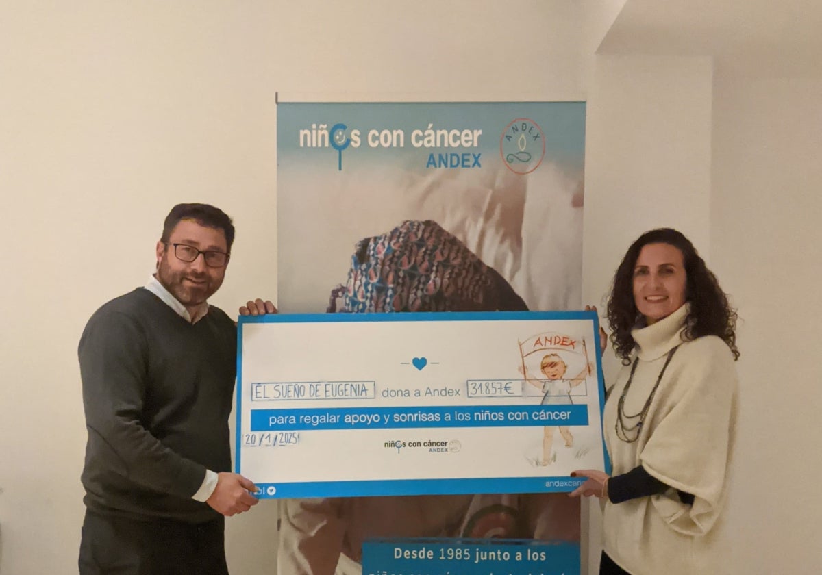 Los padres de Eugenia con el cheque destinado a Andex